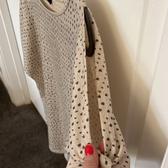 Adorable peekaboo shoulder top from Stitch Fix. - Picture 3 of 5